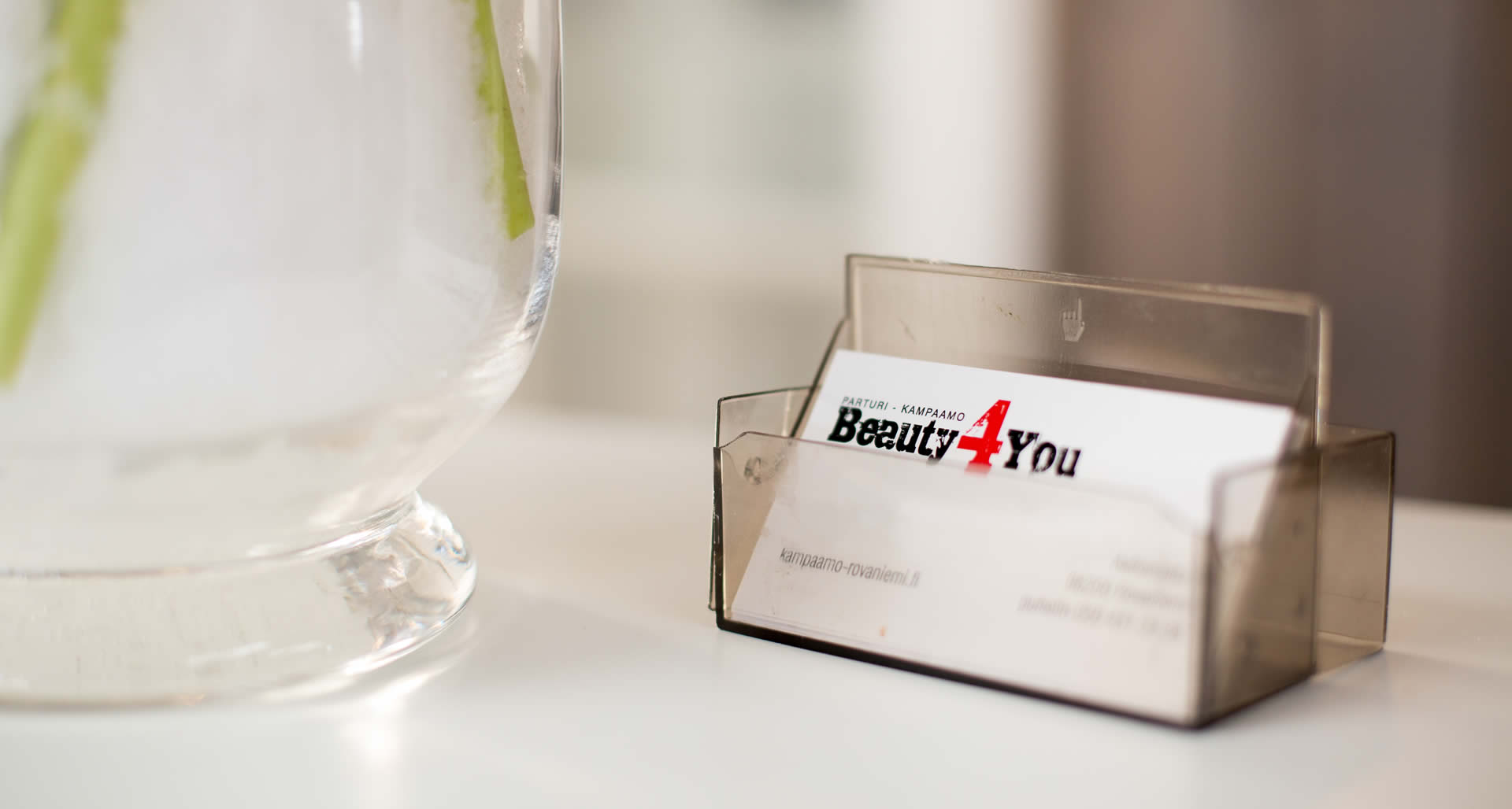 Beauty4Youn hiustenleikkauspiste tuoleineen ja peileineen